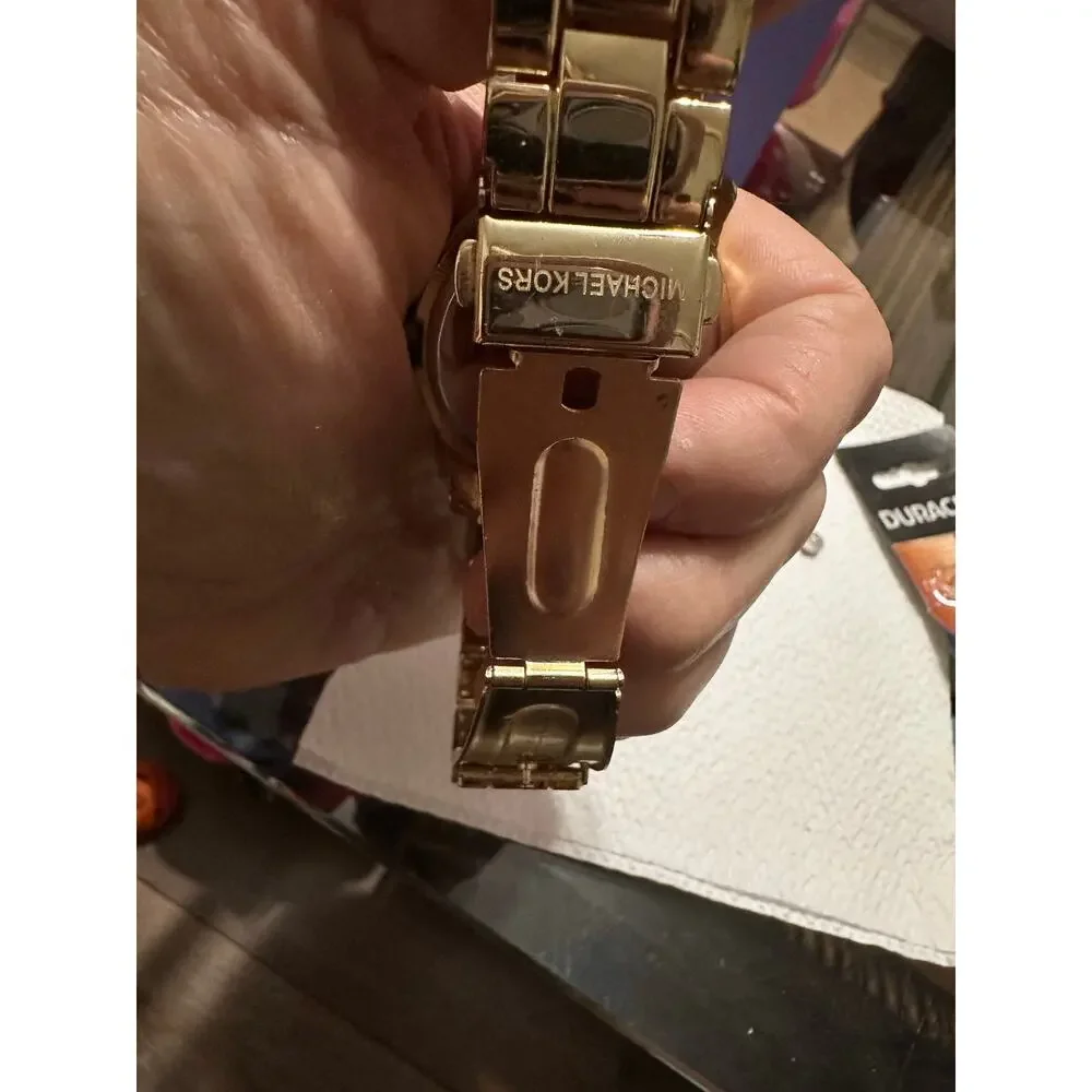 Michael Kors-3113 Woman’s Gold Tone Watch w/new Battery 100 Meters tested works - Picture 8 of 12